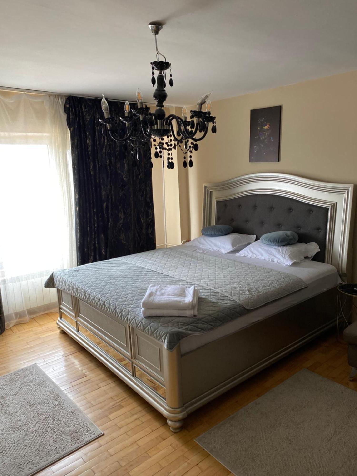 High In The Sky - Unirii Apartment Bukares Bagian luar foto